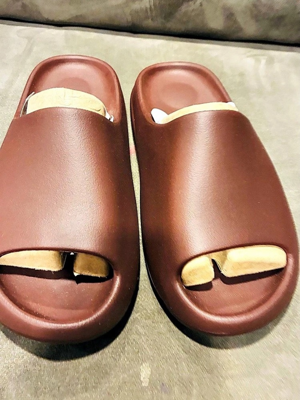 Brown Yeezy slides perfect condition